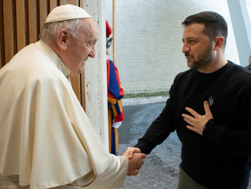 Selenski und der Papst schütteln sich die Hand