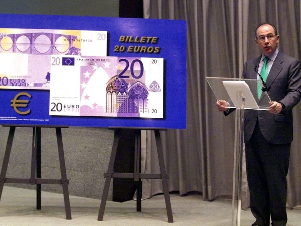 Ein Mann präsentiert die neue 20-Euro-Banknote.