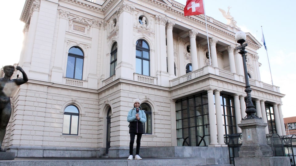 Kinderreporterin Aurelia steht vor dem Opernhaus Zürich
