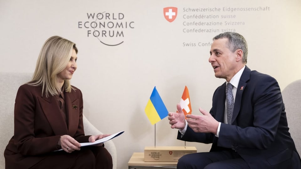 Aussenminister Ignazio Cassis spricht mit der ukrainischen First Lady Olena Selenska am WEF. 