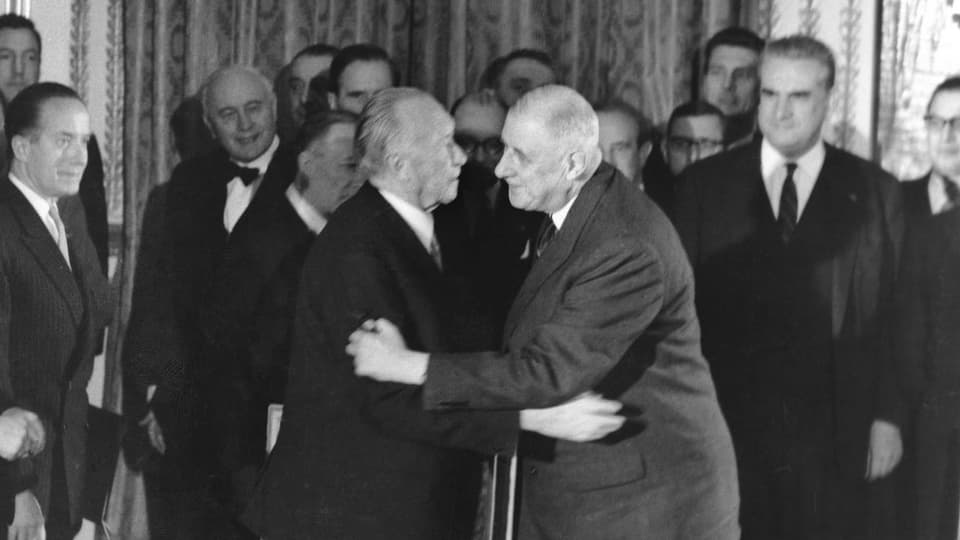 Umarmung von Adenauer und de Gaulle