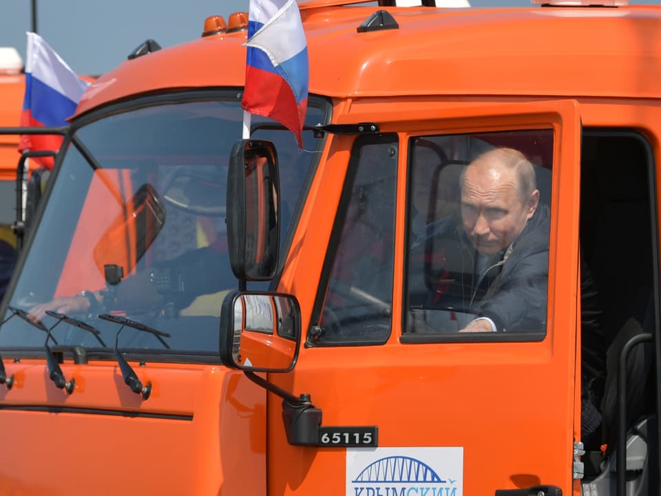 Vladimir Putin steigt aus Lastwagen