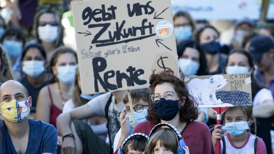 Junge Demonstrierende halten ein Plakat. Darauf steht: Gebt uns Zukunft, sonst gibts keine Rente.