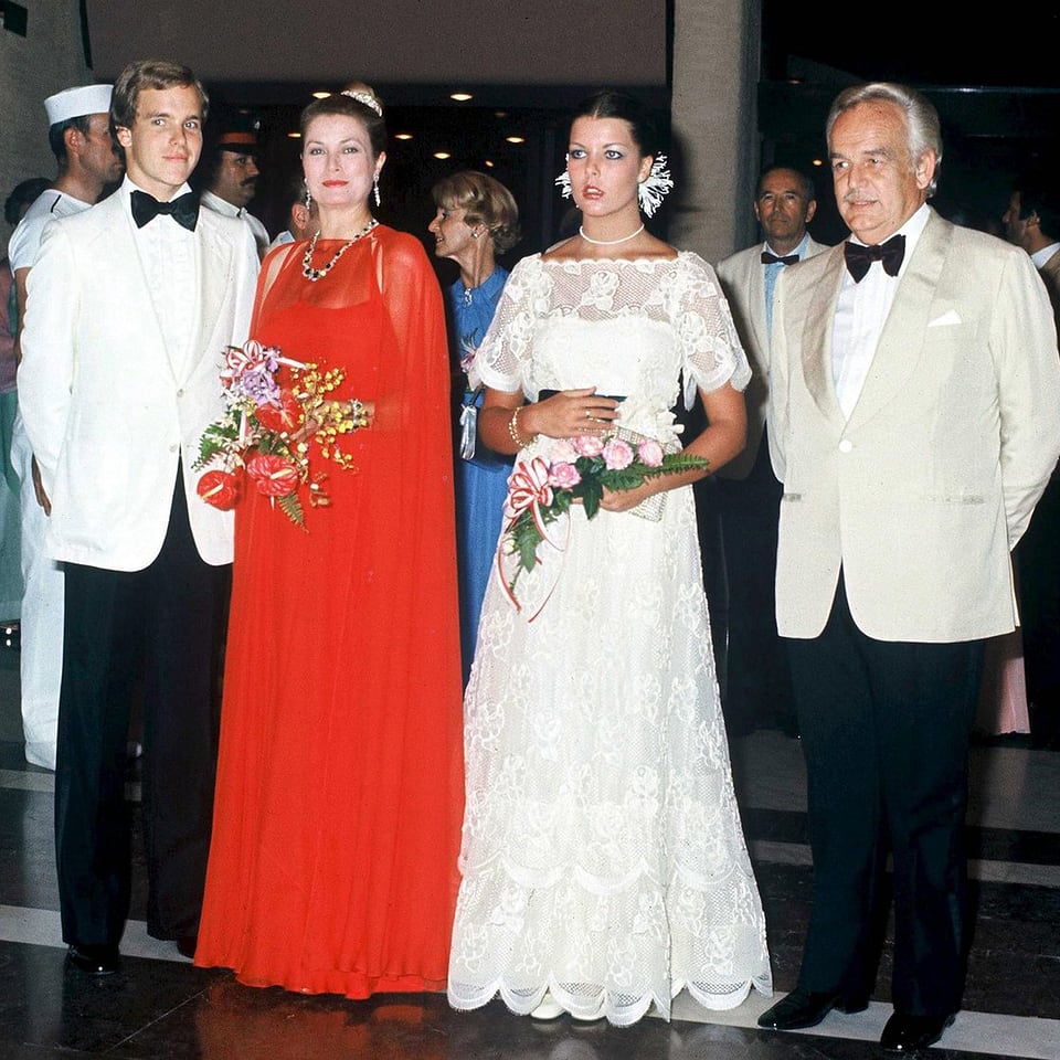 Das Fürstenpaar mit ihren zwei Kindern Albert und Caroline. Grace und Caroline halten Blumen in der Hand.