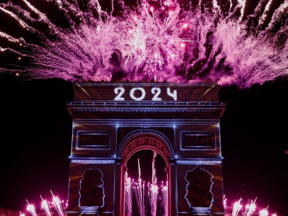 Feuerwerk über der Avenue des Champs Élysées in Paris.