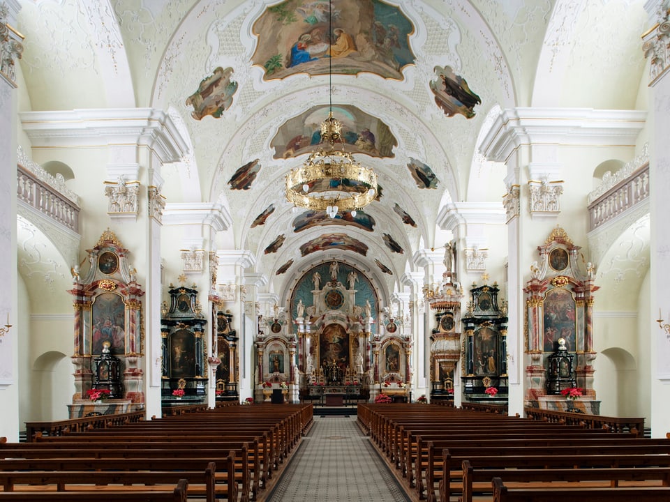 innenansicht der Klosterkirche Engelberg