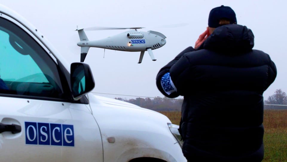 Ein OSZE-Beauftragter beobachtet die Ankunft einer Drohne in der Nähe der ukrainischen Hafenstadt Mariupol. 