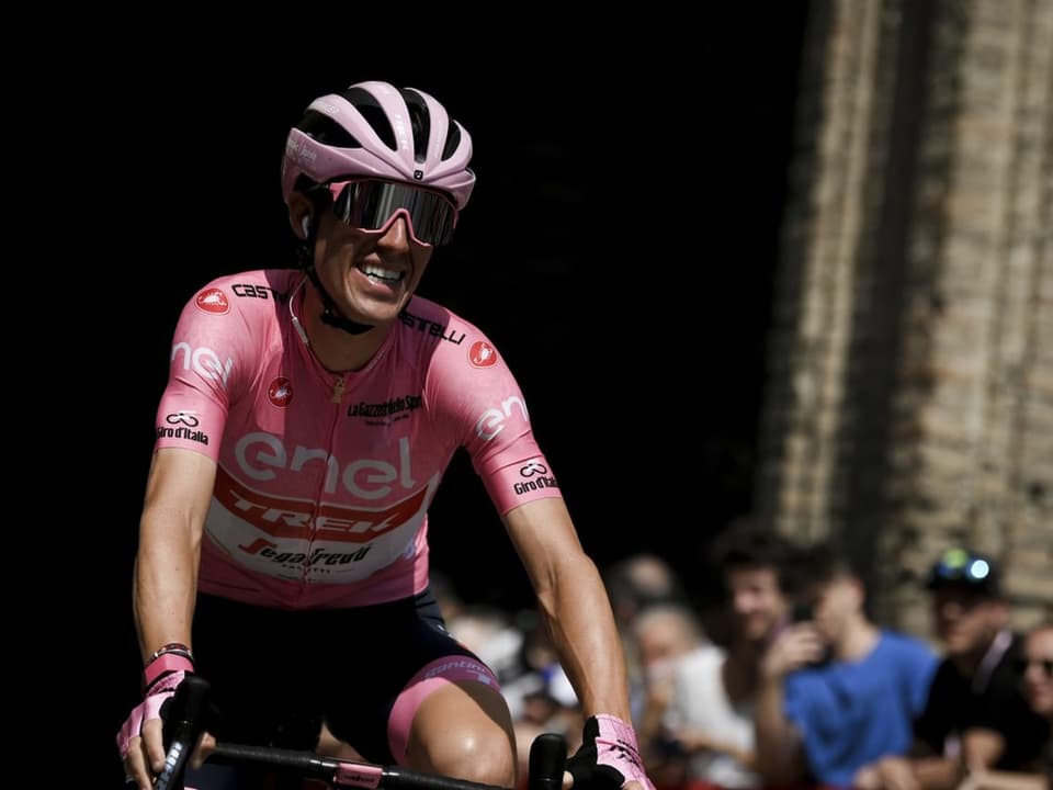 Juan Pedro Lopez lächelt im pinken Trikot des Führenden in der Gesamtwertung des Giro d'Italia