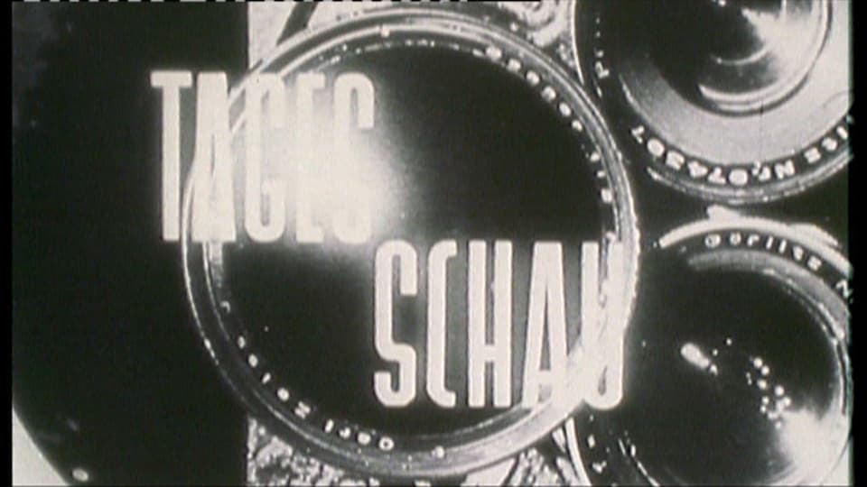 1953, die erste «Tagesschau» des Schweizer Fernsehens. Der Titel der Tagesschau von 1953. Eine Kameralinse im hintergrund und der Schriftzug Tagesschau.