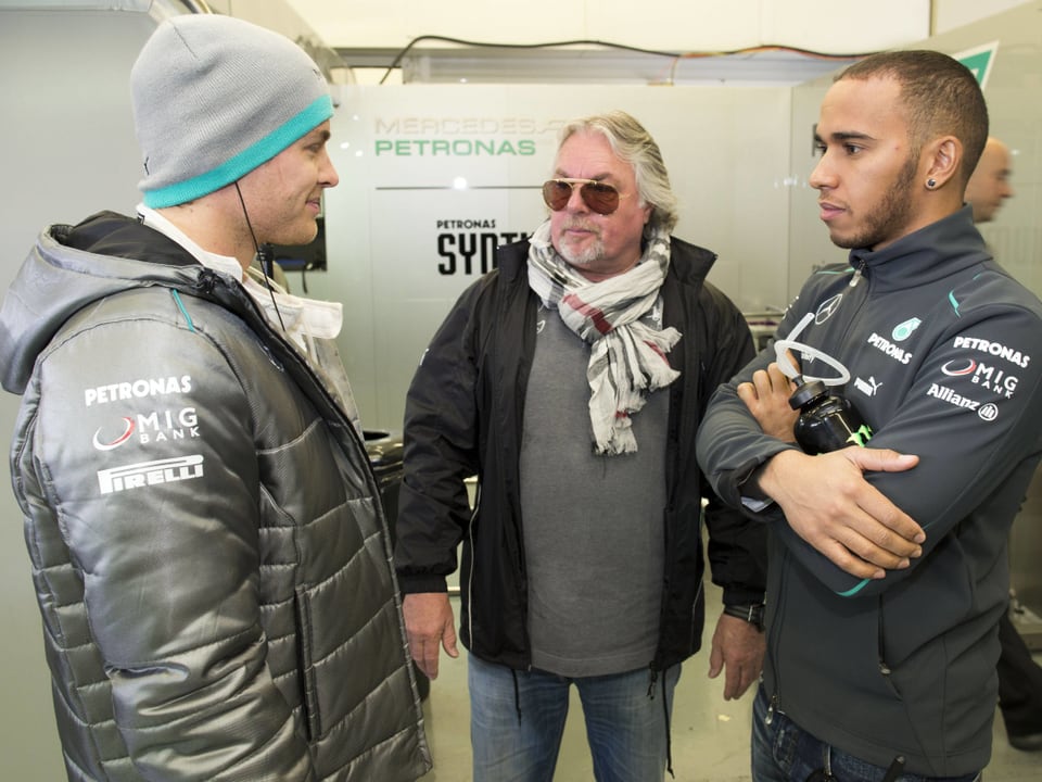 Nico Rosberg (l.) mit Vater Keke im Gespräch mit Mercedes-Teamkollege Lewis Hamilton.