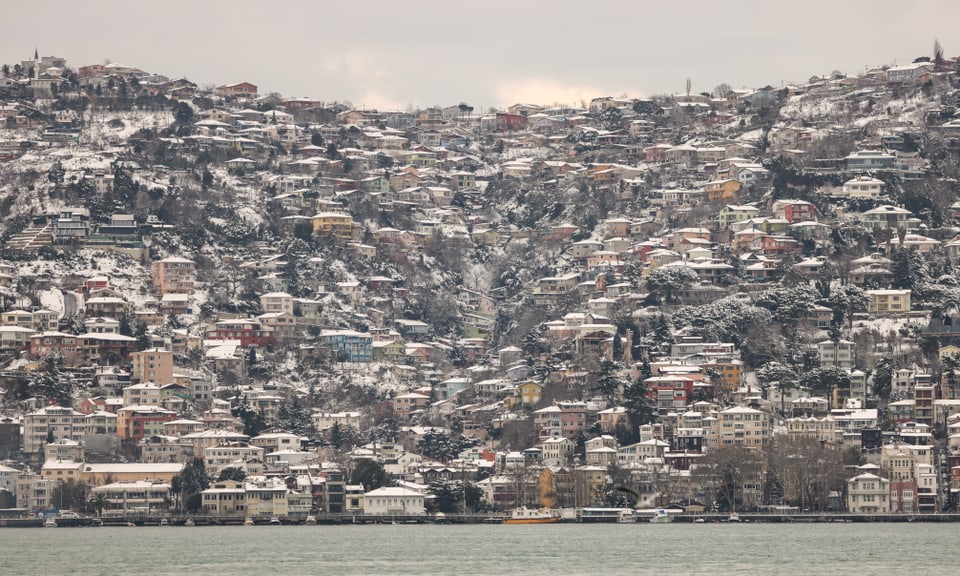 Verschneite Häuser des Sariyer Distrikts in Istanbul