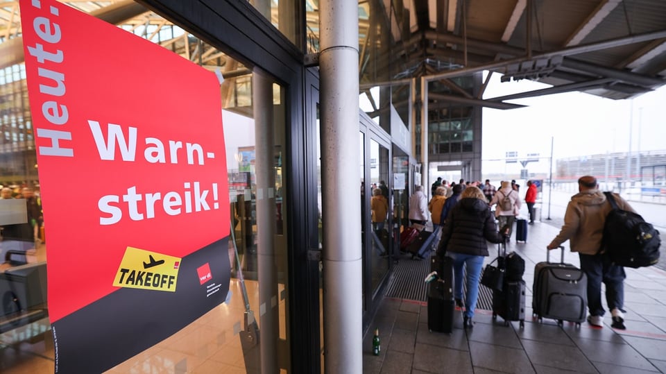Plakat mit Aufschrift «Heute: Warnstreik» am Eingang eines Flughafen-Terminal.