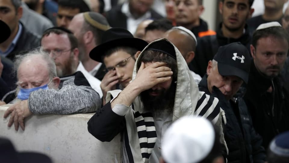 Trauernde während der Beerdigung von Opfern des Attentats auf die Synagoge.