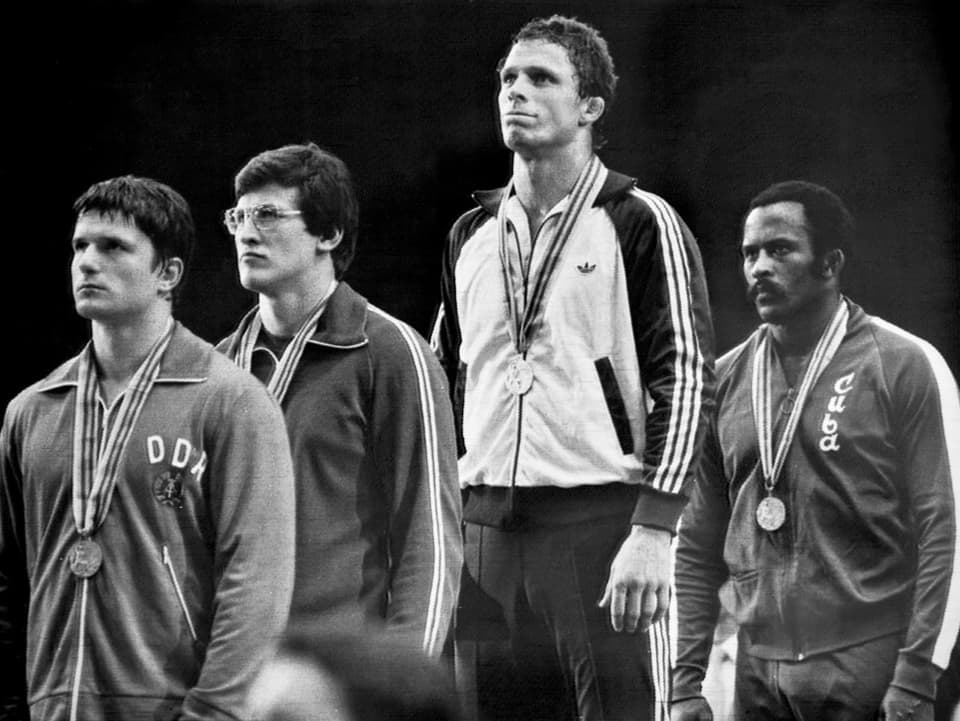 Jürg Röthlisberger zuoberst auf dem Olympia-Podest 1980 in Moskau.