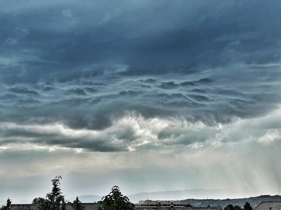 Murten/FR Aus dieser Wolke gabs einen kurzen Hagelschauer mit max 1 cm Hagelkörner.