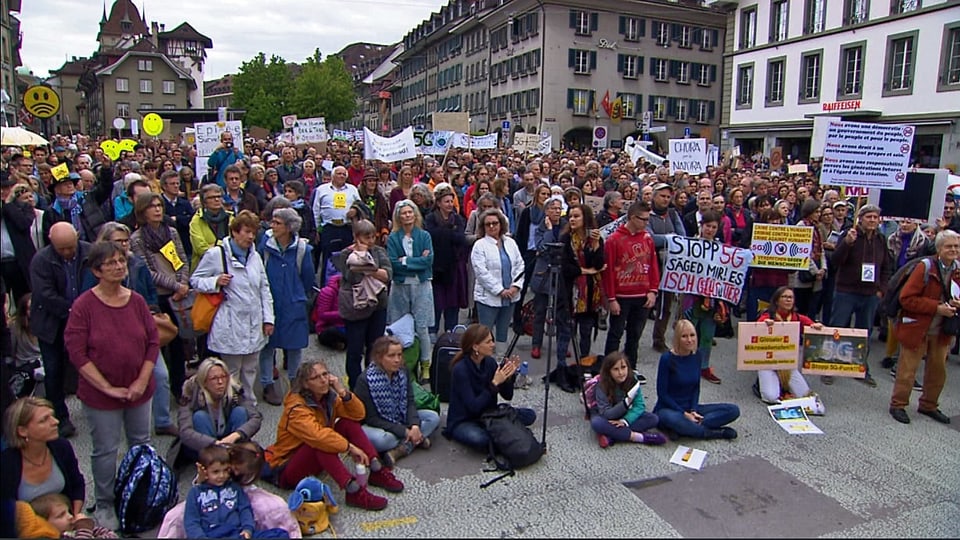 Demonstranten auf dem Waisenhausplatz.