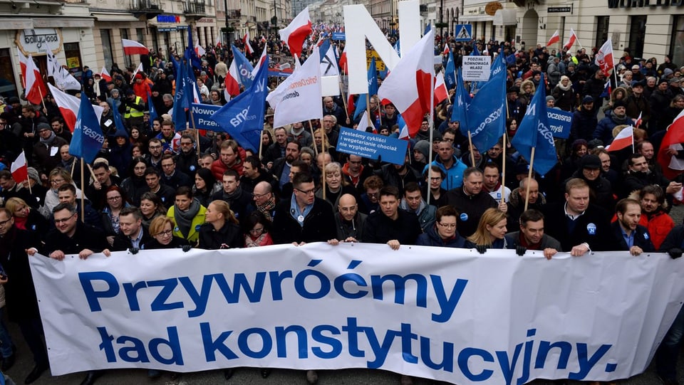 Demonstranten mit Transparenten in Warschaus Strassen