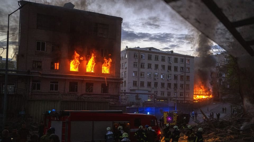 Aus einem Wohnhaus in Kiew steigen Flammen.