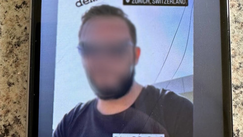 Ein geblurrter Mann.