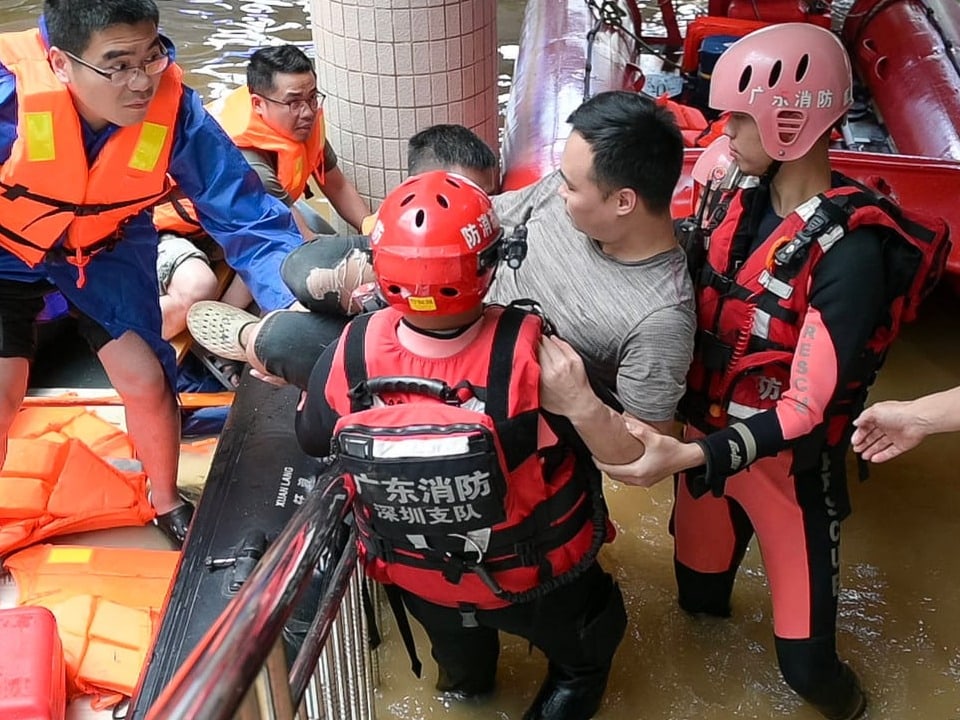 Rettungskräfte bringen Mann in Sicherheit