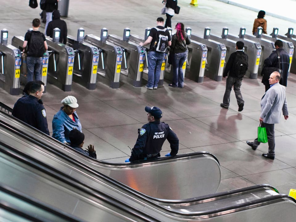 Menschenleerer U-Bahn-Eingang.