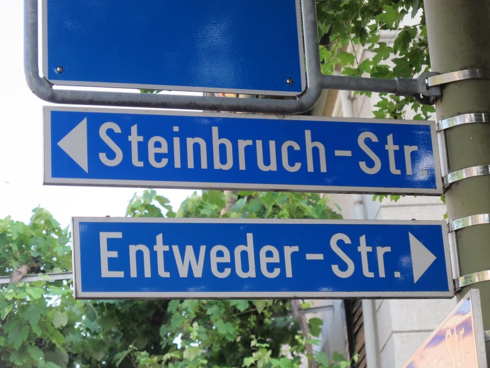 Auf zwei Strassenschildern stehen die Namen «Entweder-Str.» und «Steinbruch-Str.».