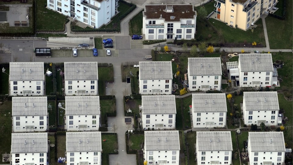 Eine Häuserreihe in Dübendorf ZH von oben fotografiert