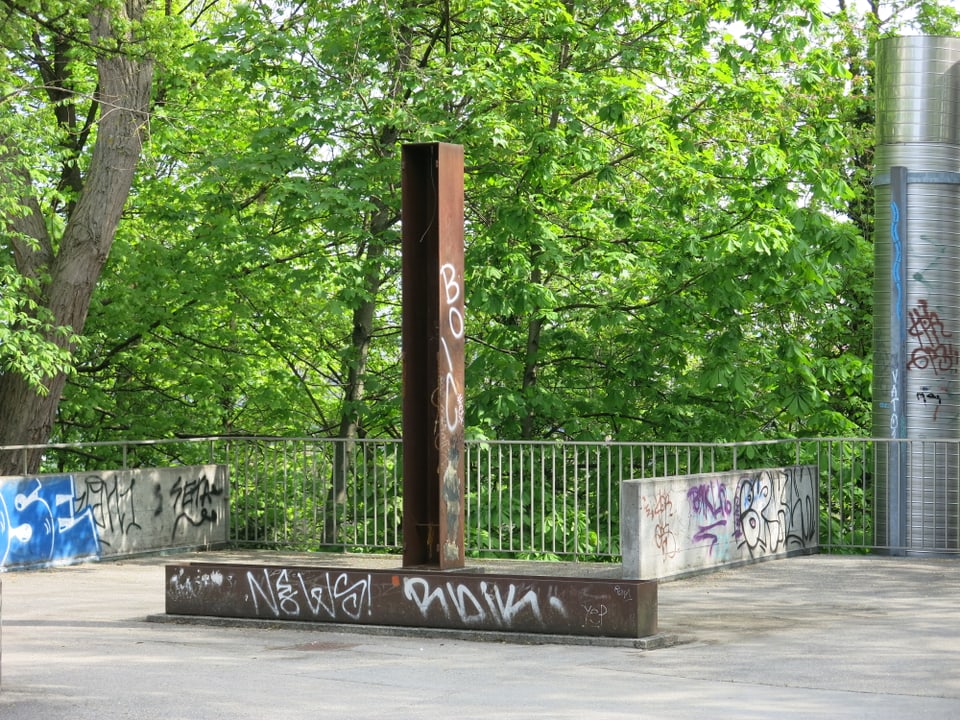 Die Skulptur «vertikaler Metallkasten mit Senkblei» von Jürg Nigg.