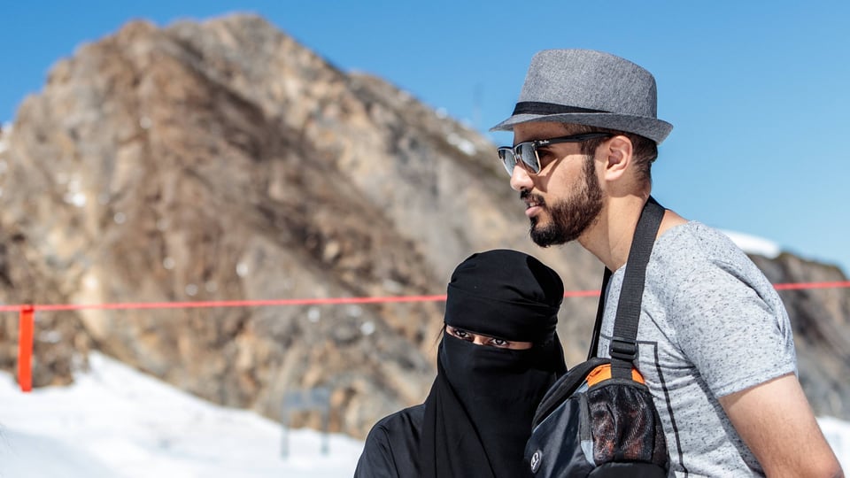 Arabische Touristen im Schnee am Kitzsteinhorn Gletscher beim Gletscher Plateau.