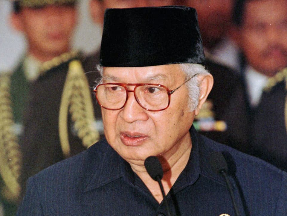 Haji Mohamed Suharto in Grossaufnahme an einem Mikrofon