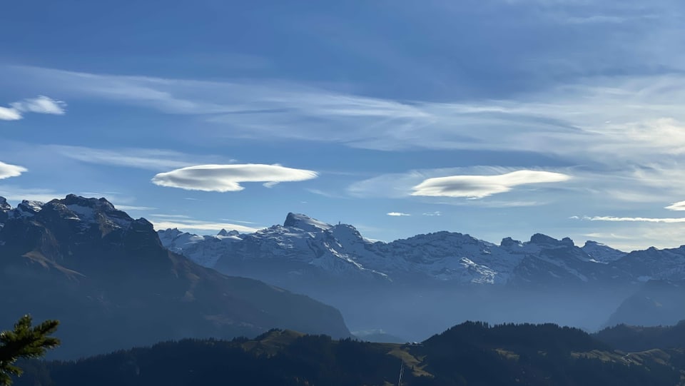 Lenticulariswolken über den Alpen.