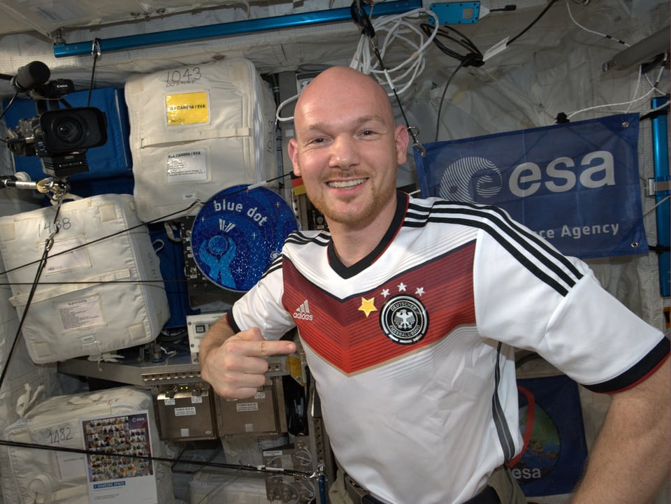 Alexander Gerst in deutschem Fussballtrikot auf der ISS