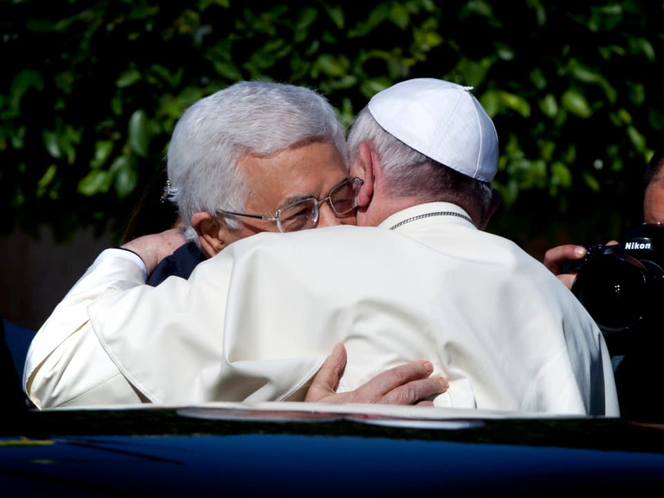 Papst umarmt Abbas.