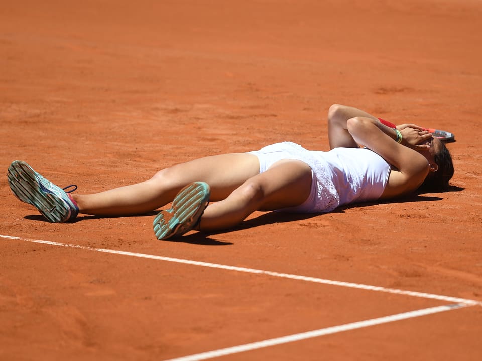 Viktorija Golubic liegt auf dem Boden.