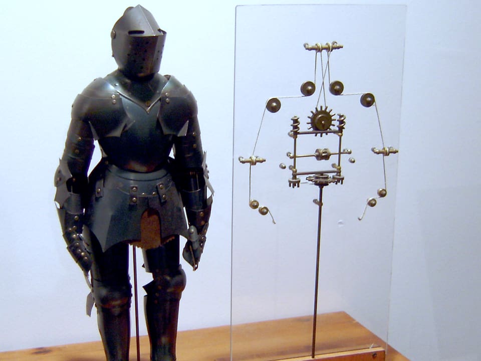 Ritter aus Blech und rechts daneben der Entwurf von Leonardo da Vinci