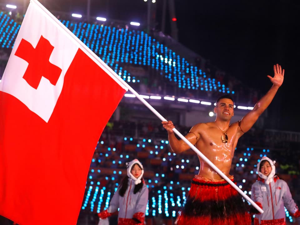 Tongas Fahnenträger mit nacktem Oberkörper