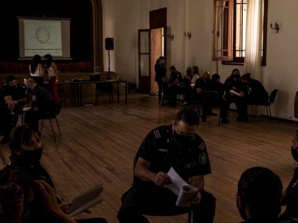 Polizisten in einer Schulung.