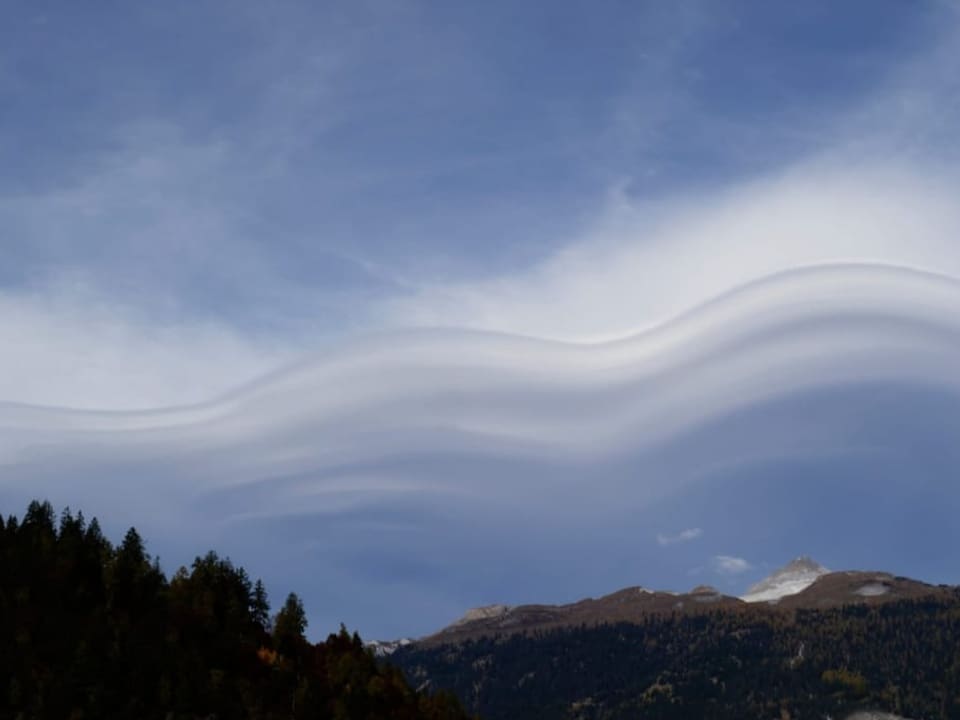 Rhäzüns/GR Wellenförmige Wolken