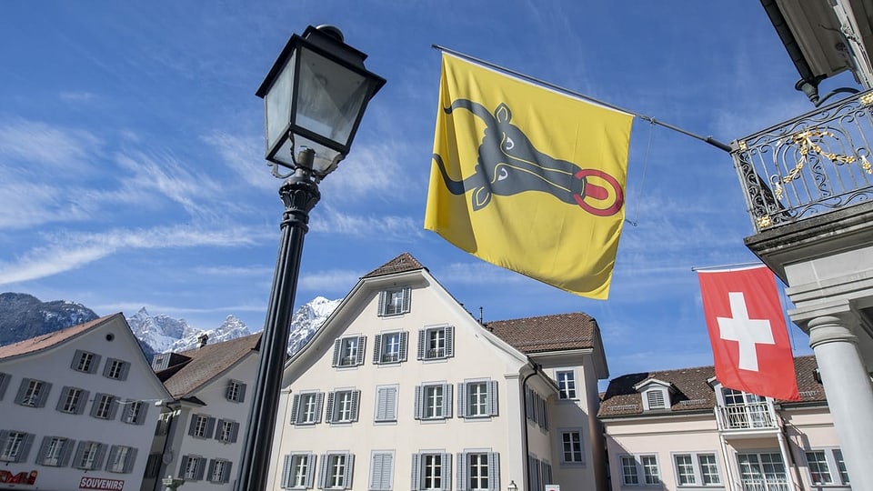 Blick auf eine Urner Flagge im Zentrum von Altdorf.