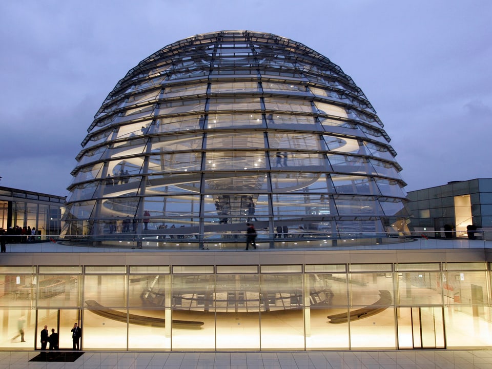 Kuppel des Reichstagsgebäudes im Dämmerlicht
