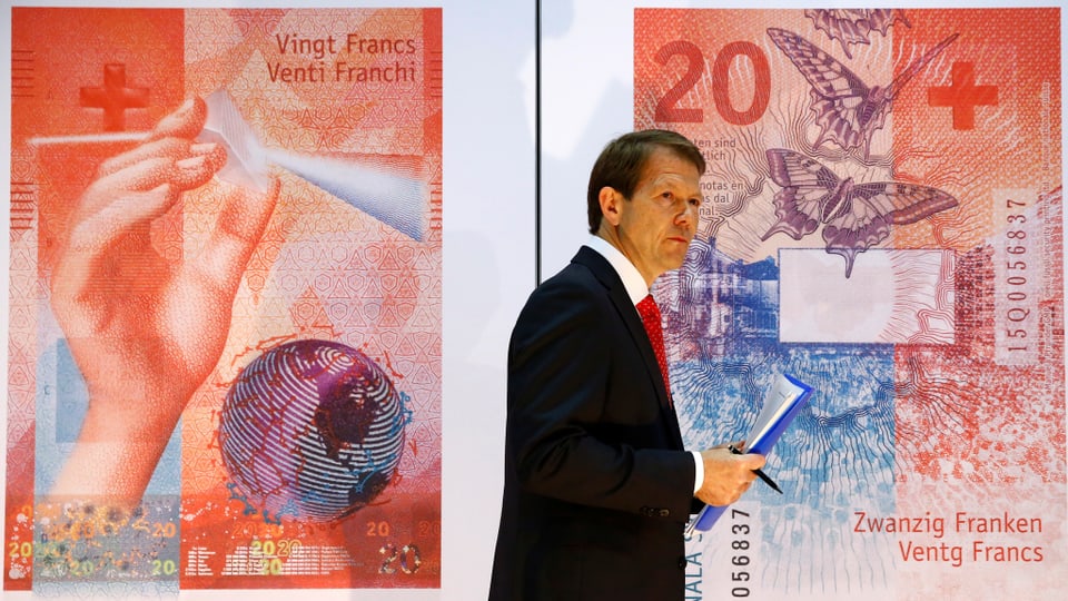 Fritz Zurbruegg von der SNB präsentiert die neue 20-Franken Noten.