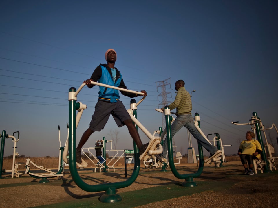 Südafrikaner trainieren in einem öffentlichen Park in Soweto