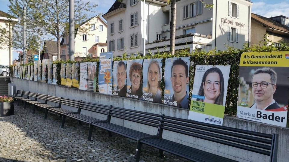 Reihe von Wahlplakaten in Wettingen