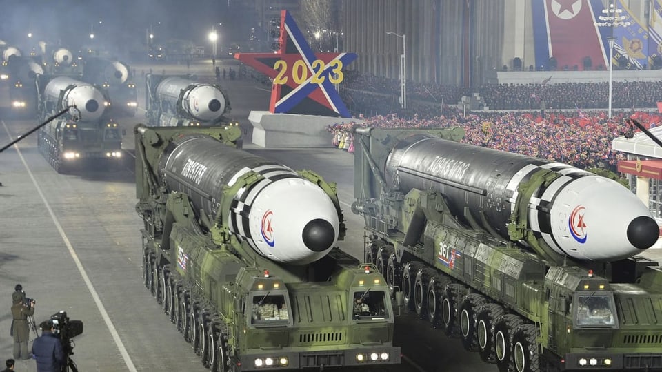 Raketen des Kim-Regimes bei der Militärparade in Pjöngjang