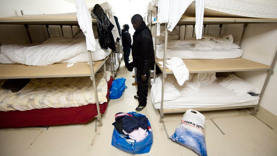 Asylsuchende im Schlafraum einer Unterkunft.