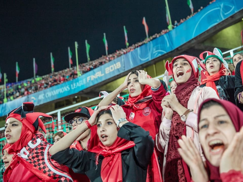 Frauen mit Kopftuch im Iran an einem Fussballspiel.