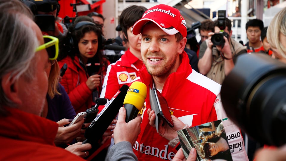 Sebastian Vettel gibt Interviews.