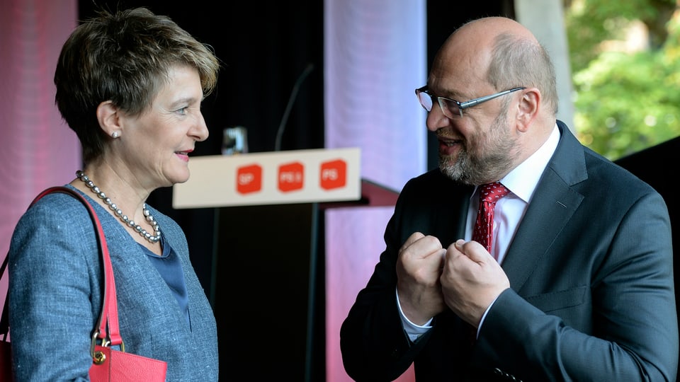 Bundespräsidentin Simonetta Sommaruga und EU-Parlamentspräsident Martin Schulz auf der Holzbrücke in Turgi.