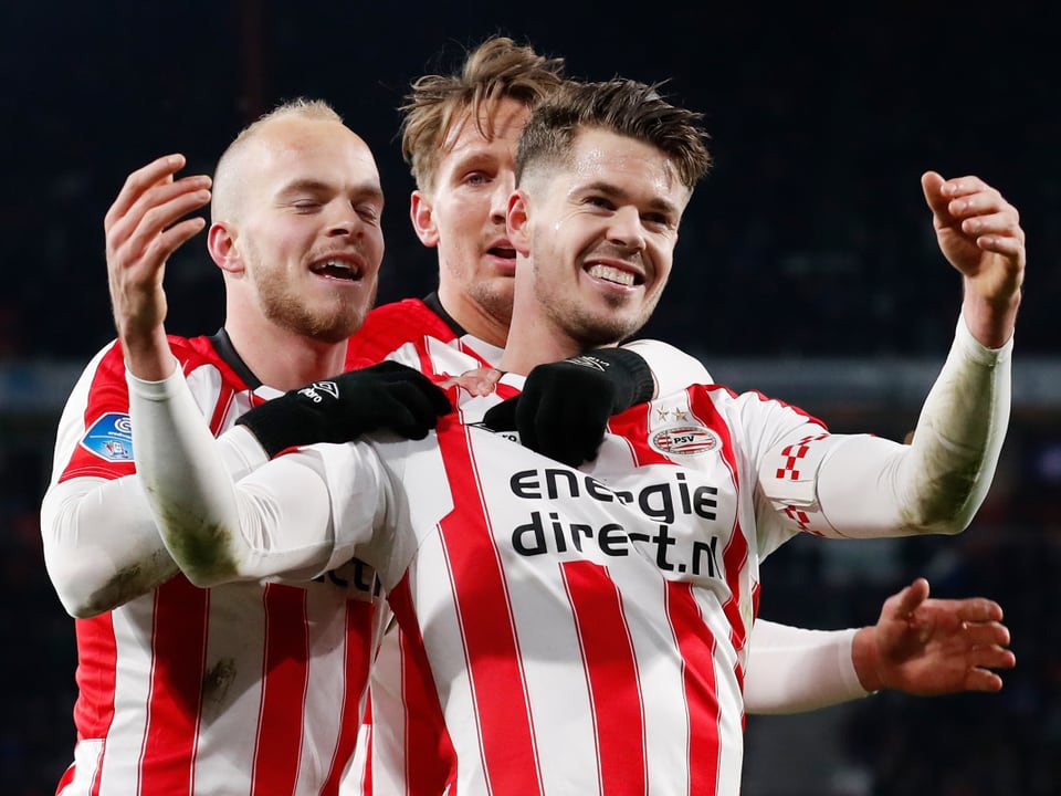 Marco van Ginkel (vorne) wird von seinen Teamkollegen des PSV Eindhoven zurecht bejubelt. 