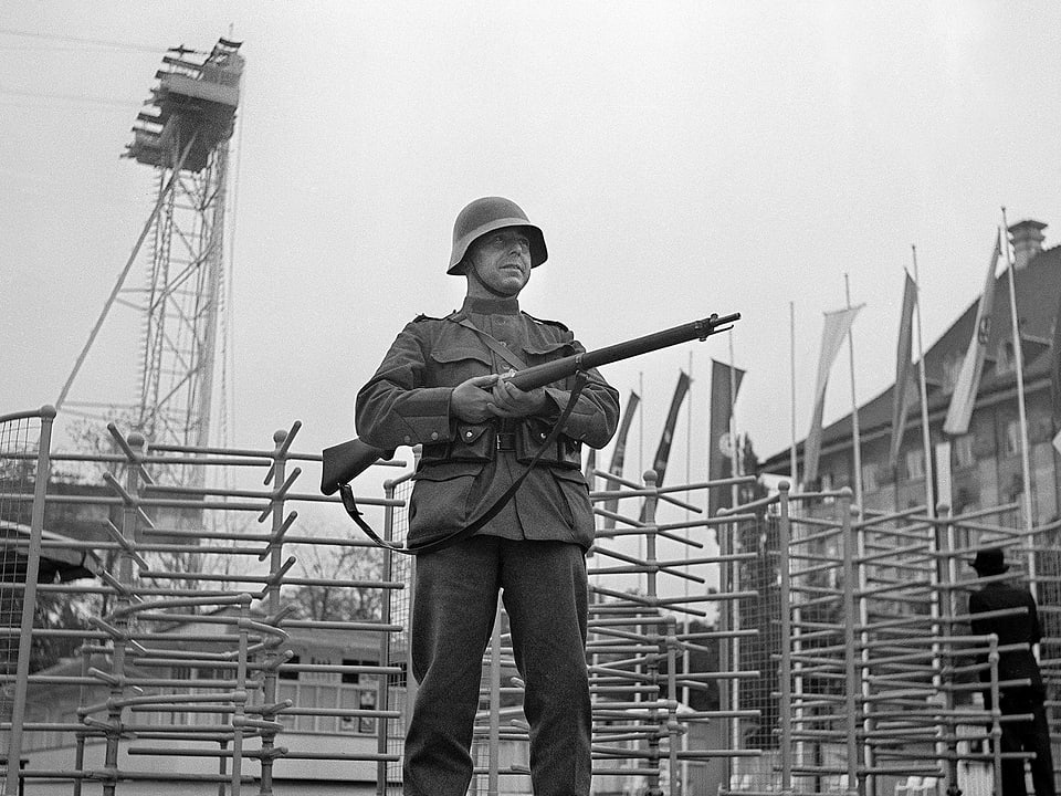 Ein Soldat bewacht den Eingang zur Landesausstellung in Zürich.
